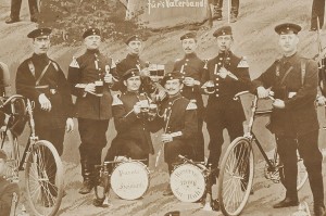 Żołnierze 151 Pułku Piechoty zdjęcie wykonane przez przez Sally'ego Pfeifela w 1900r. (Tableau z prywatnych zbiorów Michała Semczyszyna.)