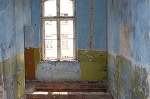 Oczyszczanie i zabezpieczanie stropów budynku na poziomie pierwszego piętra. Fragmenty zachowanych belek stropowych. Zdjęcie wykonane w 2013r.